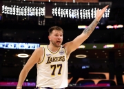 开云体育平台APP-灰熊险胜步行者，浓眉制霸全场