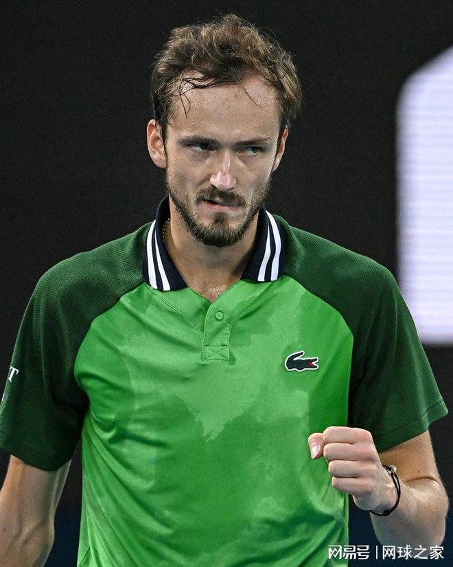 关于意大利网球队逆转英国网球队，梅德韦杰夫绝境逆转的信息