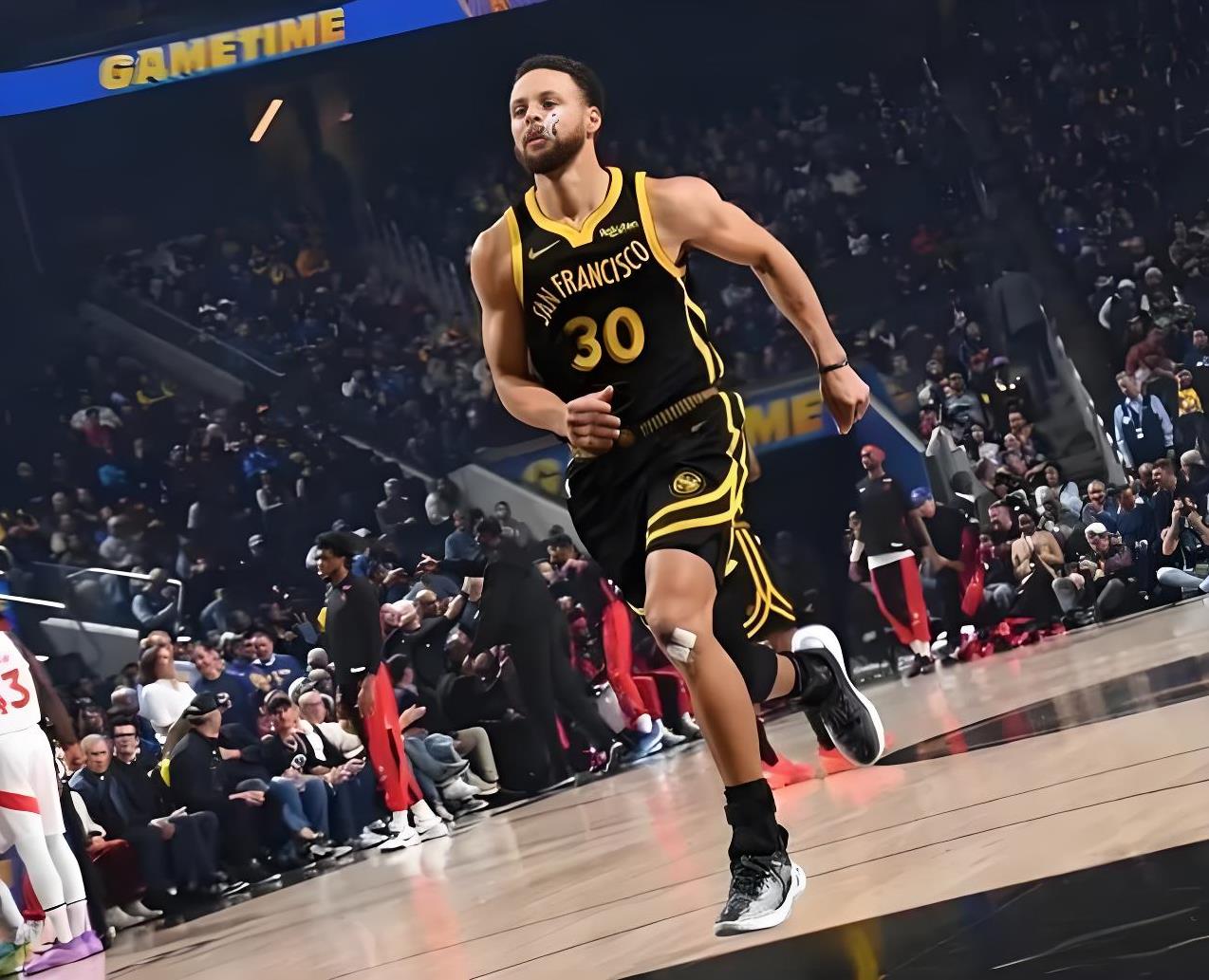 关于公牛逆转雄鹿B队,库里高光表现的信息 关于公牛逆转雄鹿B队,库里高光表现的信息