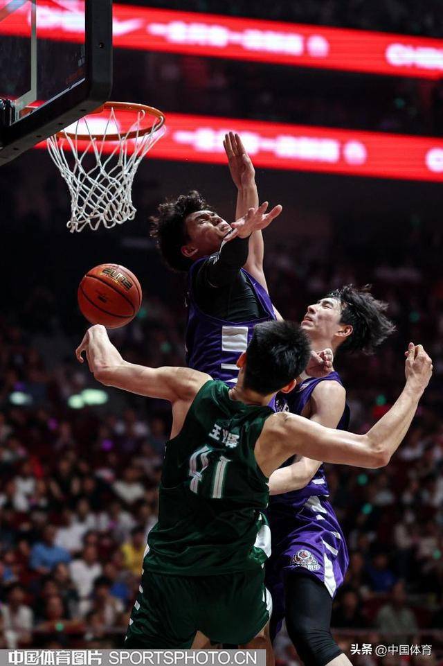 高能篮球比赛强势来袭,球员表现超群 高能篮球比赛强势来袭,球员表现超群