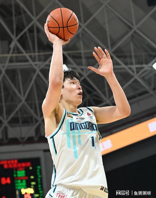 青岛男篮突然爆发!一举反超赛程 青岛男篮突然爆发!一举反超赛程