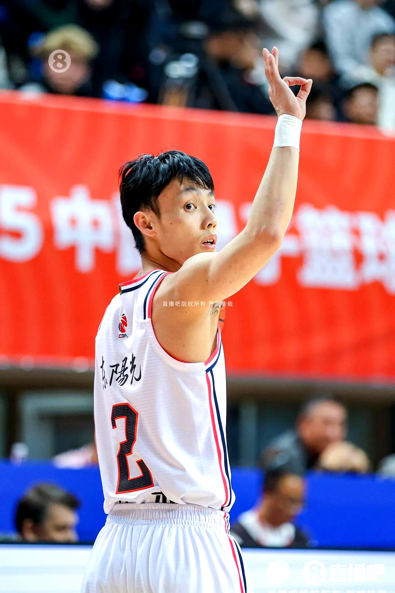 广东男篮取得关键胜利,队员士气高涨 广东男篮取得关键胜利,队员士气高涨