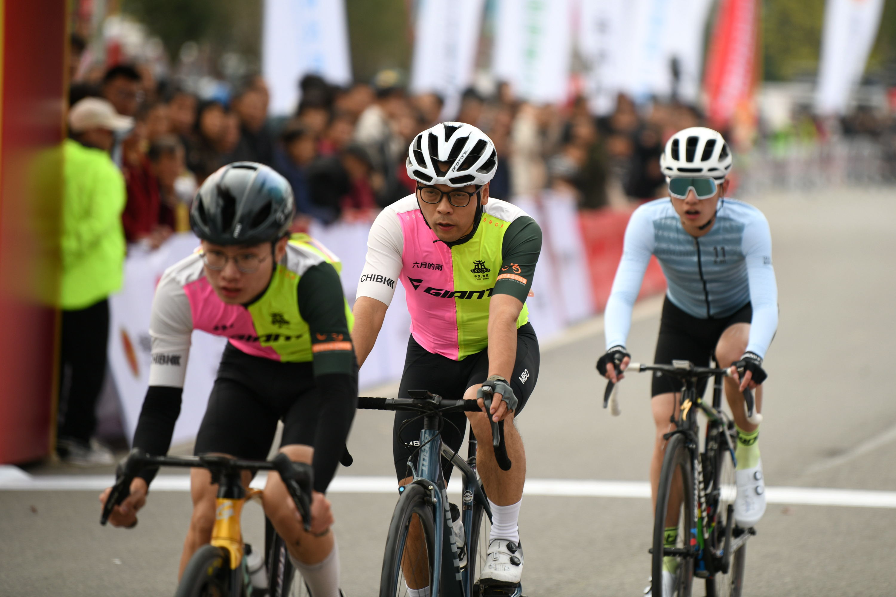 包含自行车赛道上风驰电掣,选手勇往直前的词条 包含自行车赛道上风驰电掣,选手勇往直前的词条