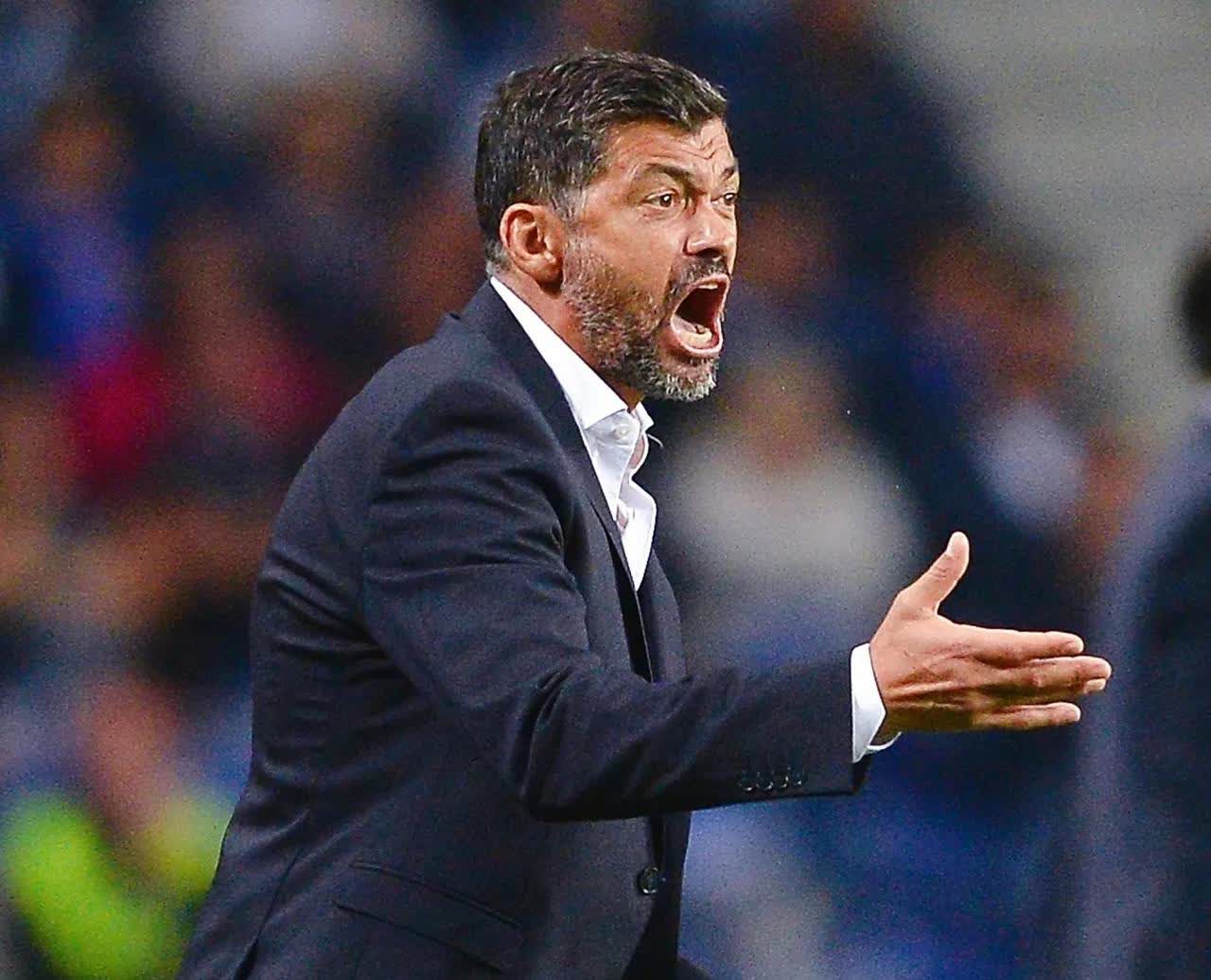 沙尔克主帅发怒,球队精神状态受挑战 沙尔克主帅发怒,球队精神状态受挑战