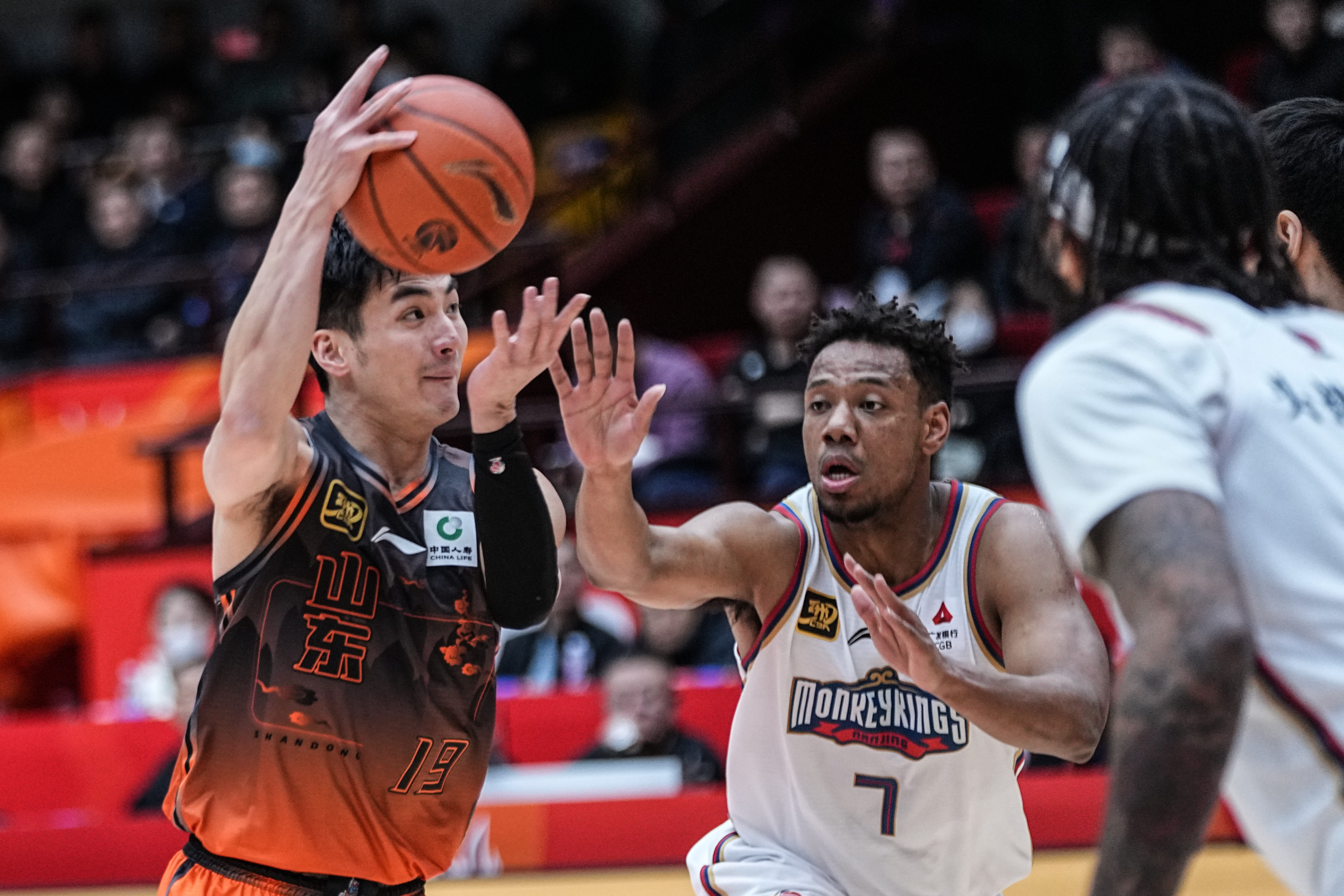 76人险胜山东队,麦科勒姆点燃赛场 76人险胜山东队,麦科勒姆点燃赛场