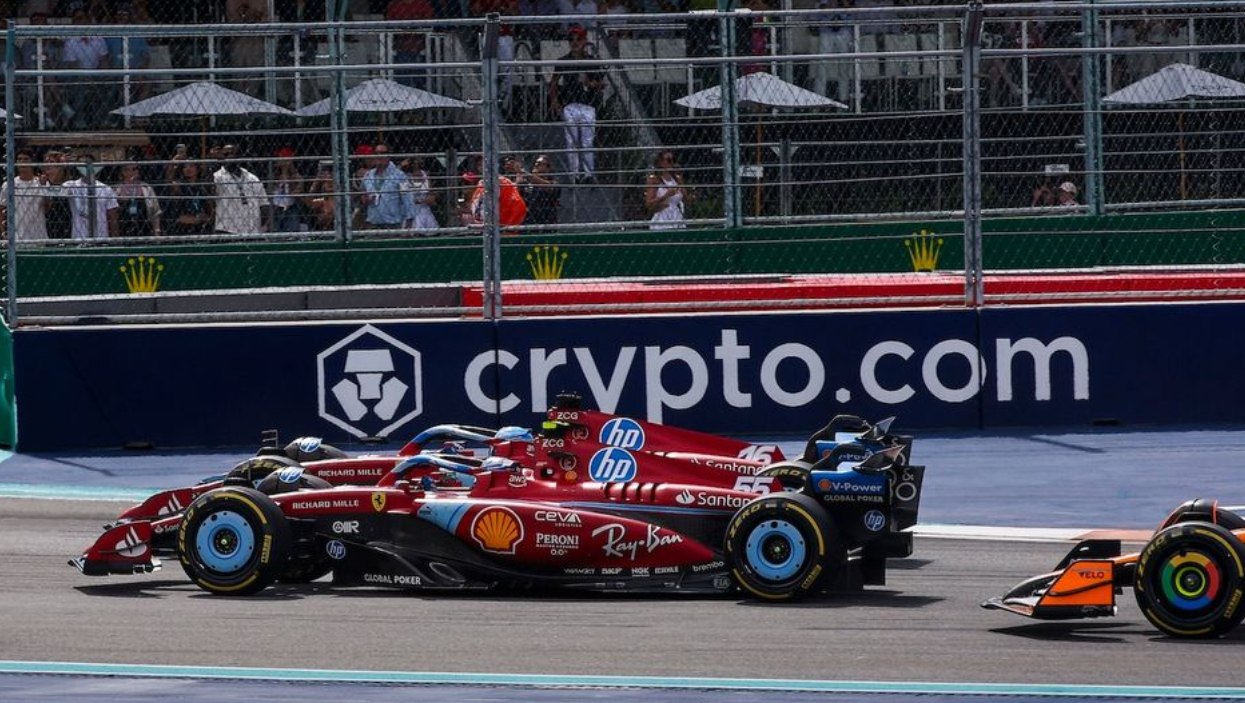 包含雷诺车队完胜梅赛德斯，塞恩斯状态火热的词条