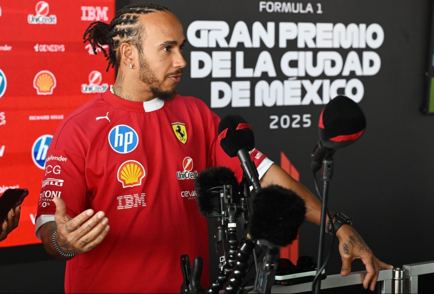 包含迈凯伦绝杀哈斯车队，汉密尔顿带队取胜的词条