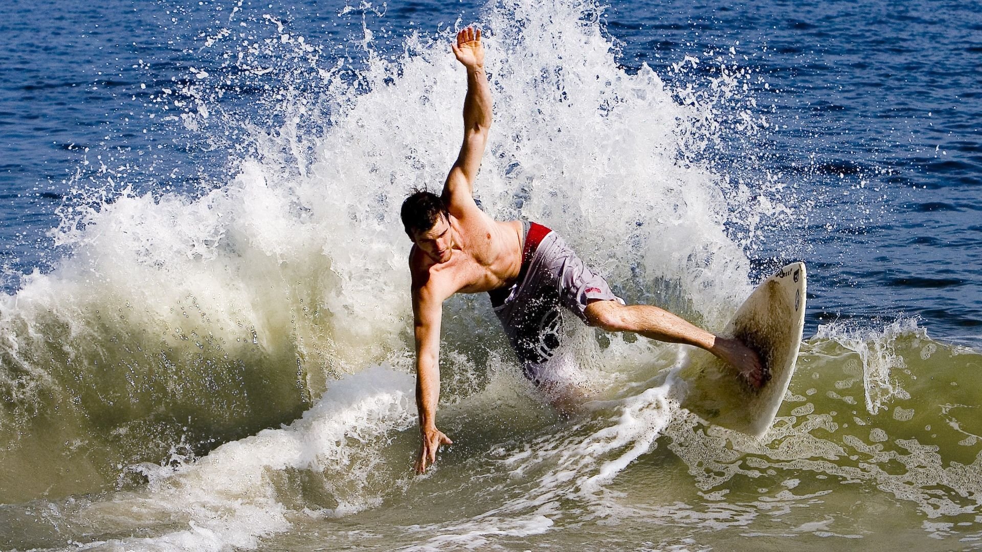 威尔士连续得分压制沙特,马丁内利成为关键先生